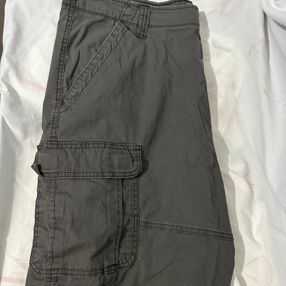 Wrangler Men’s Charcoal Gray Cargo Shorts Size 40 Cotton Utility